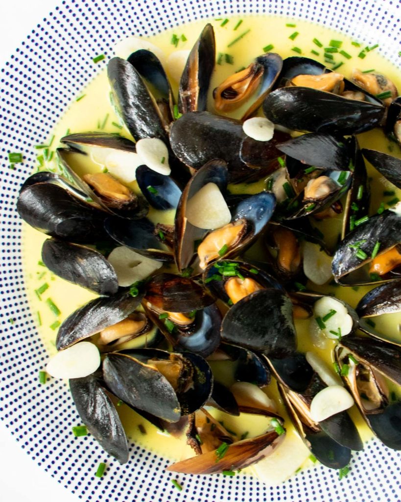 Mussels in creamy white wine sauce • We Count Carbs