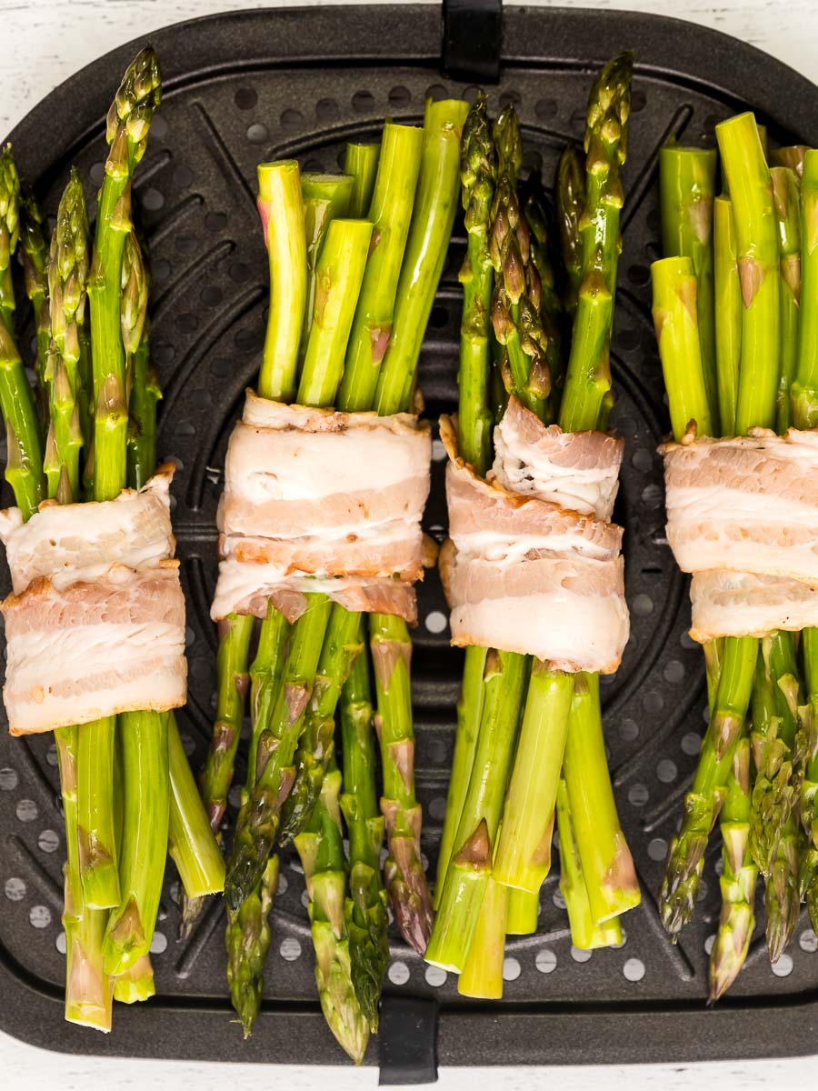 air fryer bacon wrapped asparagus step 3 wrap with bacon