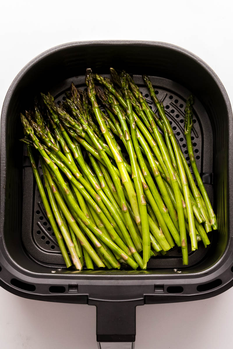 Air fryer asparagus step 4 arrange in air fryer basket