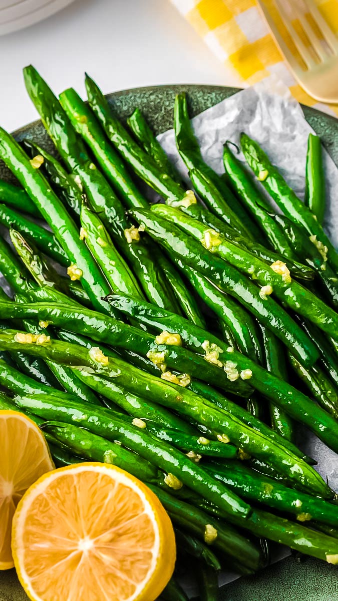 Air fryer green beans with garlic overhead closeup