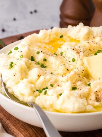 cropped-Cauliflower-mashed-potatoes-spoon-butter-pepper-chives-serving-tall-45.jpg