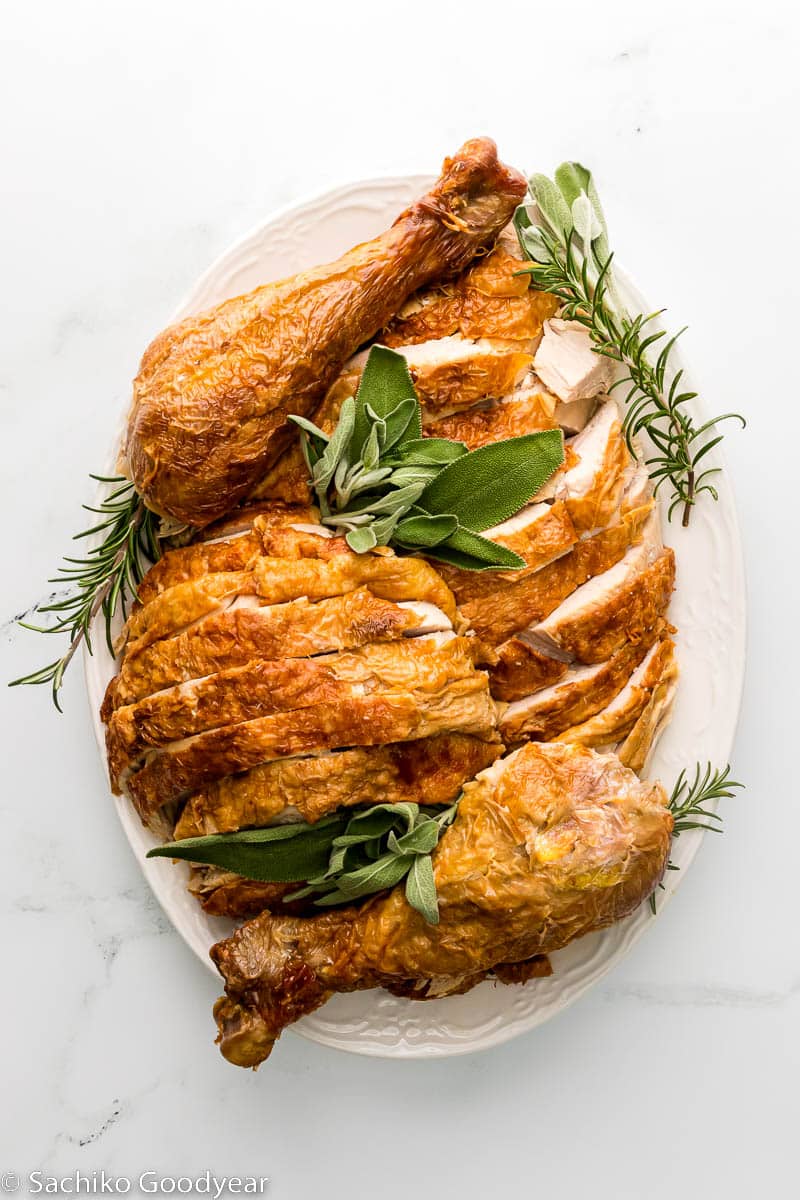 How to carve a turkey plated with herbs